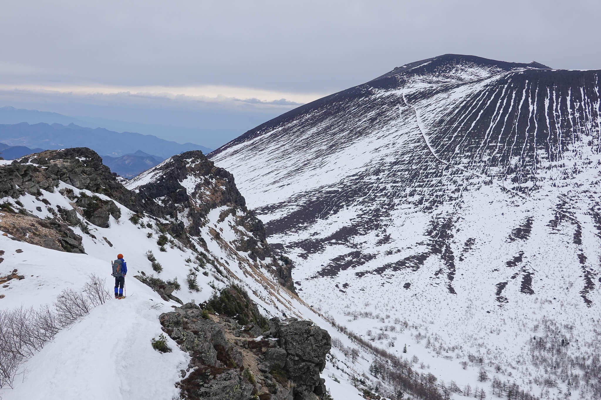 車坂峠から残雪の浅間山外輪山（黒斑山～鋸岳）を登る・日帰り登山