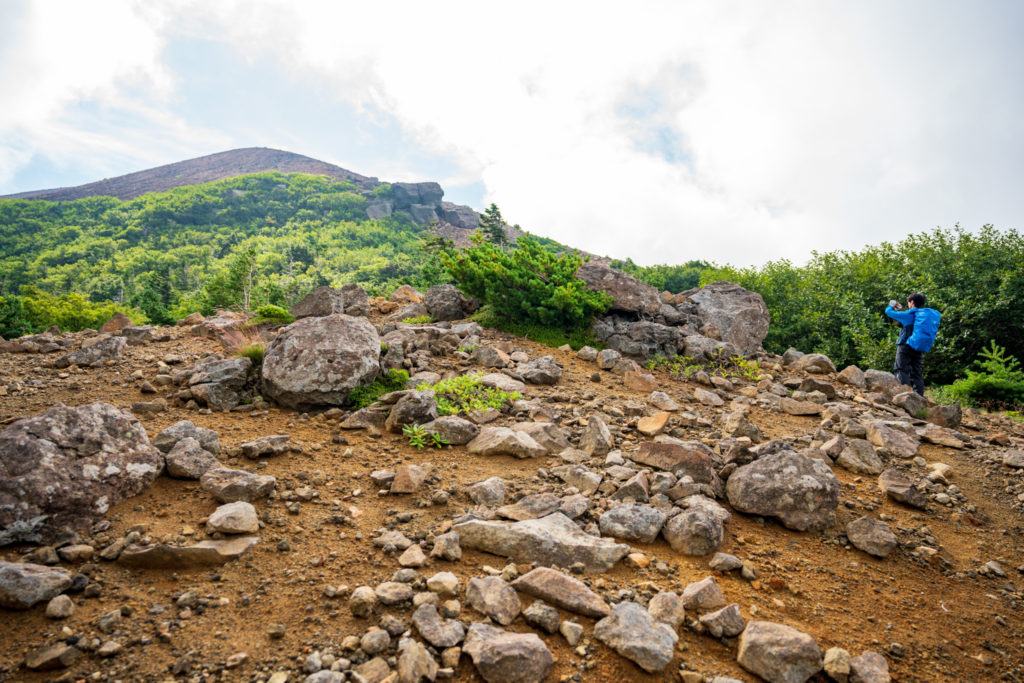 一切経山・ガレ場を登る