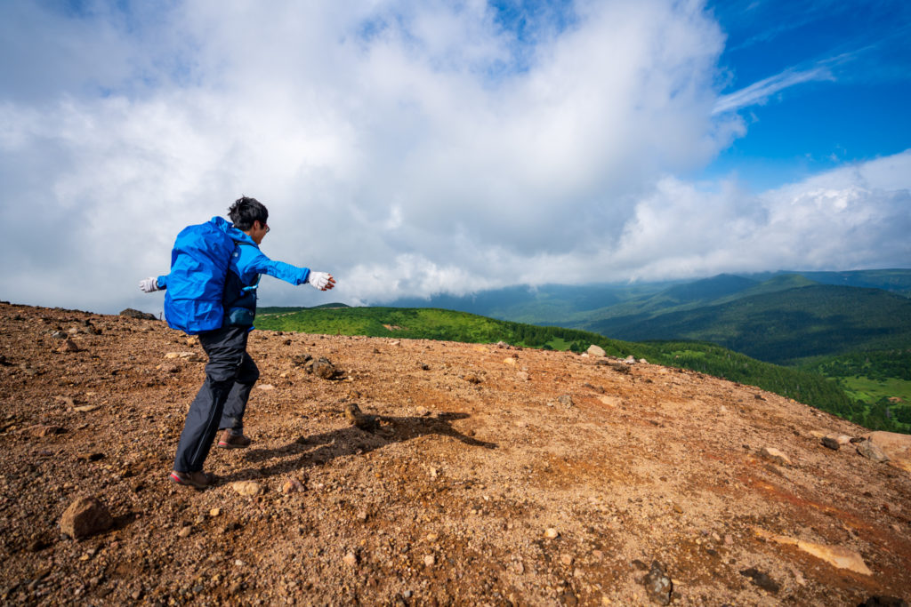 一切経山・風が強く吹いている