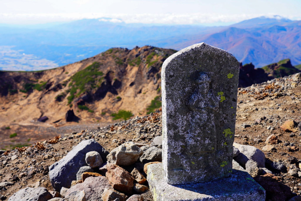 岩手山・山頂外輪を取り囲む石仏