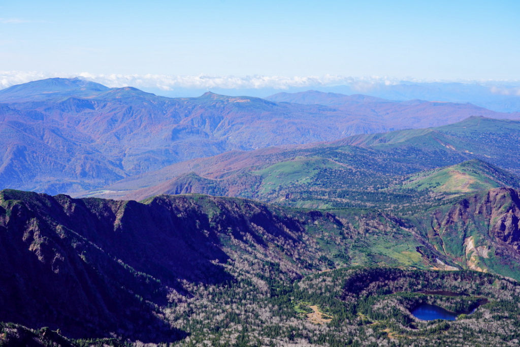 岩手山・御釜湖と岩手、秋田の山々