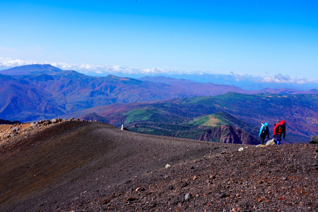 岩手山・岩手山から秋田駒ヶ岳を望む