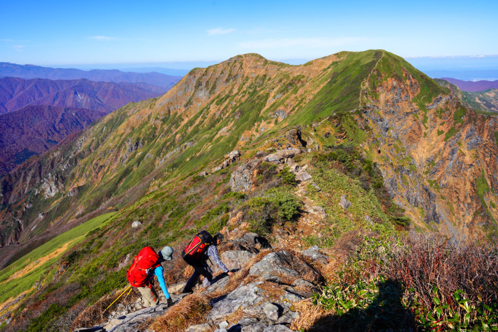 谷川岳・茂倉岳(左)と一ノ倉岳(右)
