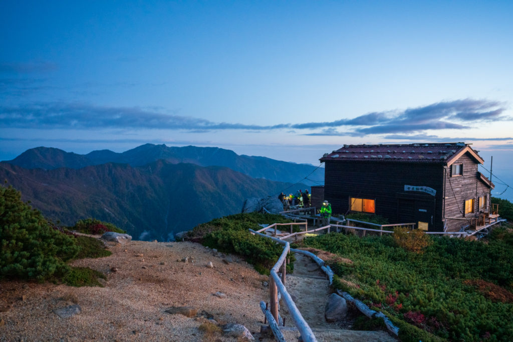 空木岳・夜明けの駒峰ヒュッテ