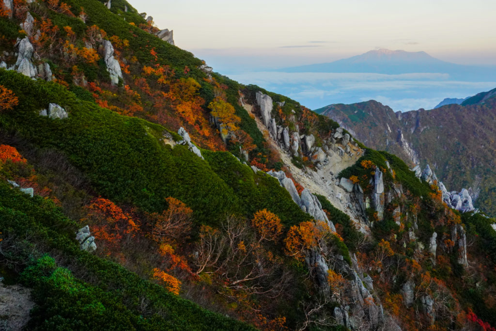 空木岳・朝日に染まる木曽御嶽山
