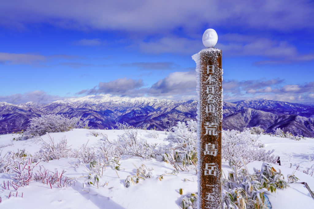 積雪期・荒島岳・荒島岳山頂標識と雪だるま