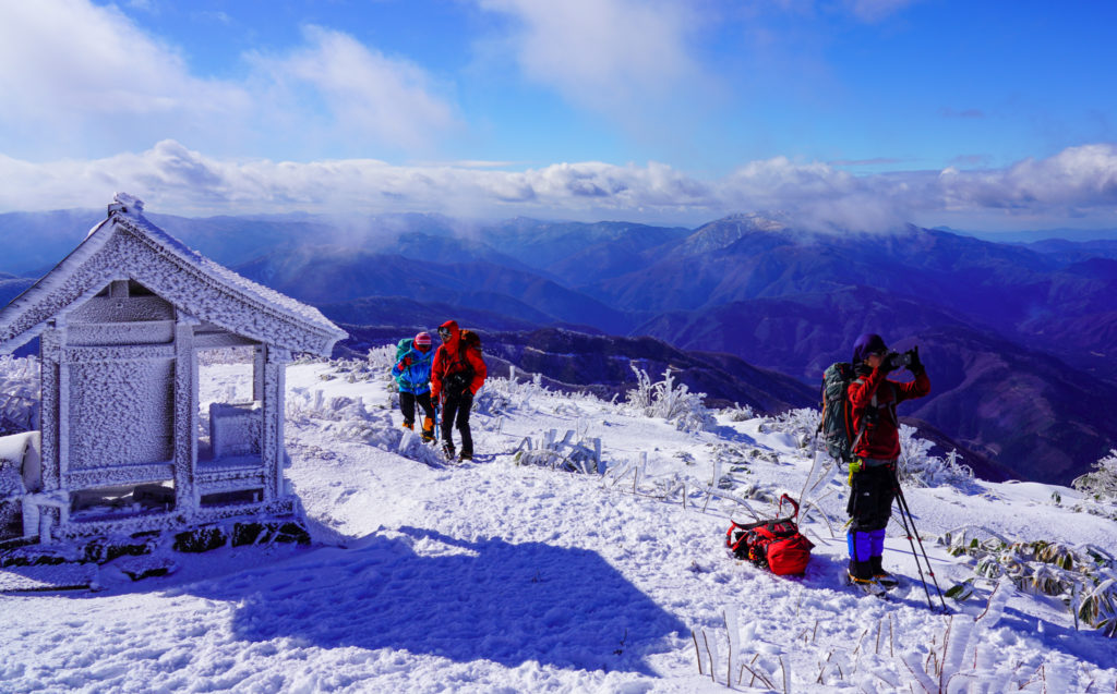 積雪期・荒島岳・荒島岳山頂にて休憩中