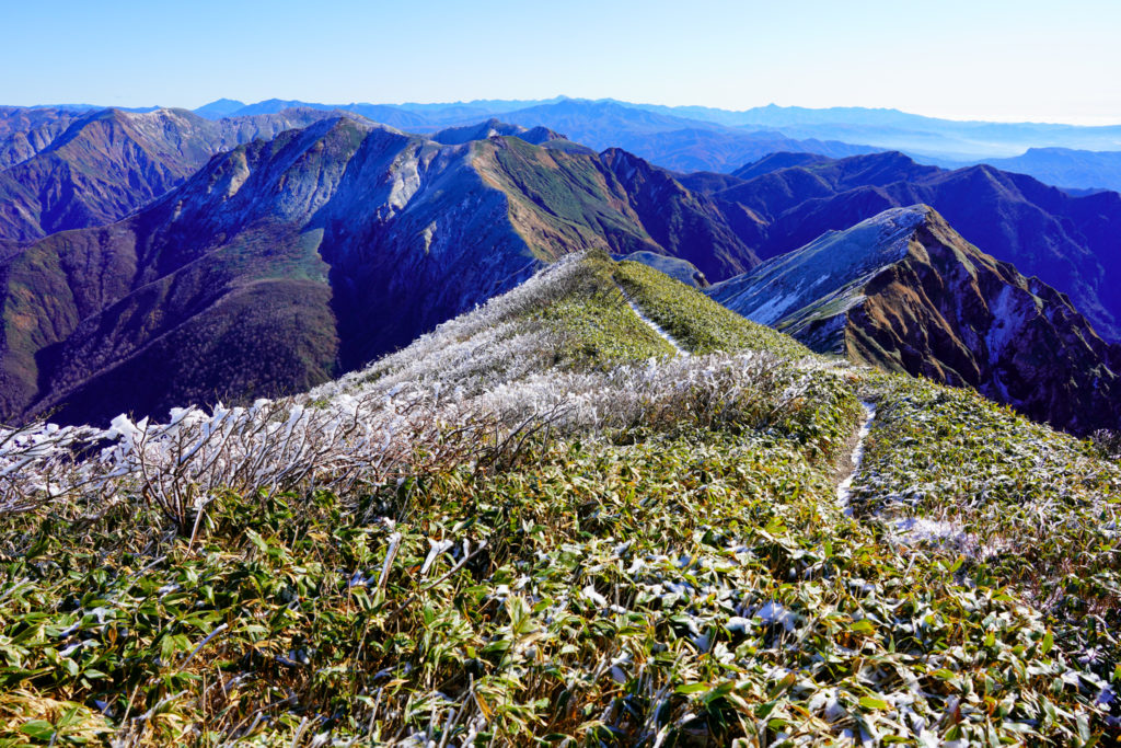 平標山・仙ノ倉山・谷川岳へと続く稜線