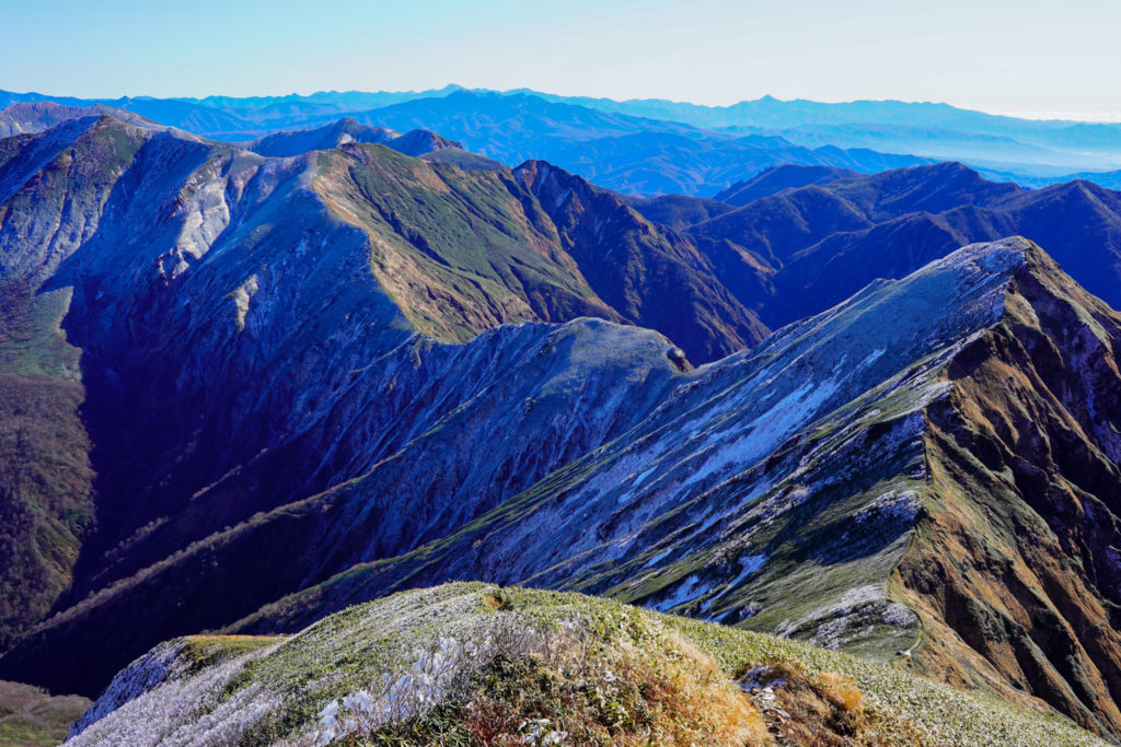 平標山・仙ノ倉山・谷川岳へと続く稜線2