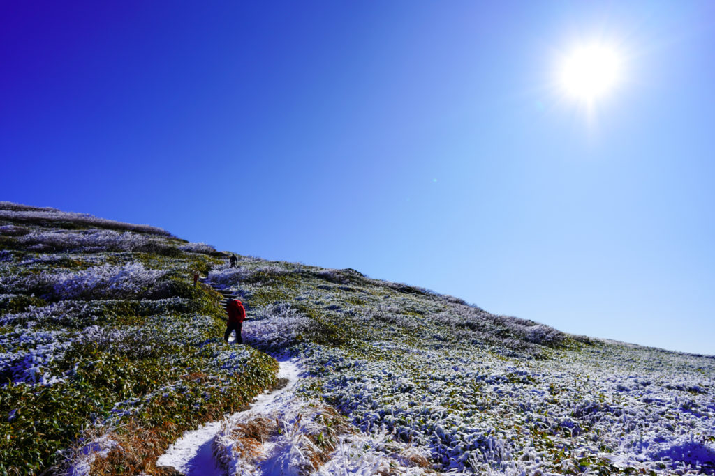 平標山・仙ノ倉山・仙ノ倉山山頂へと向かう登山者