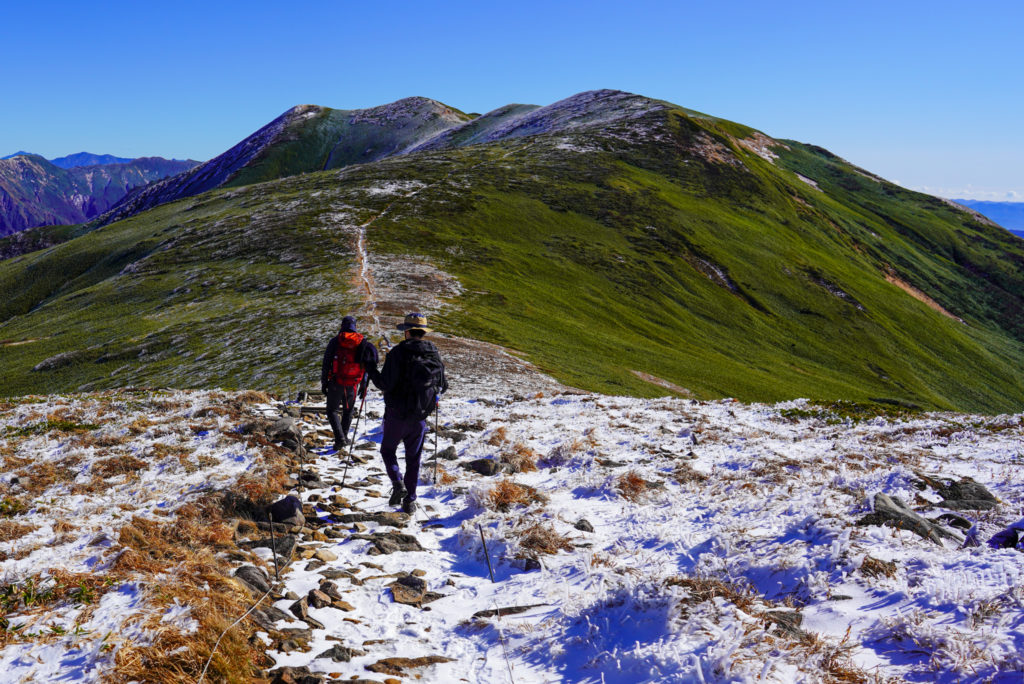 平標山・仙ノ倉山・仙ノ倉山へ向かう登山者
