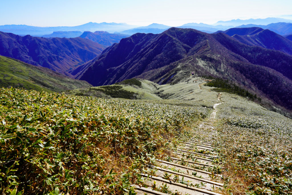平標山・仙ノ倉山・三国山へと続く稜線