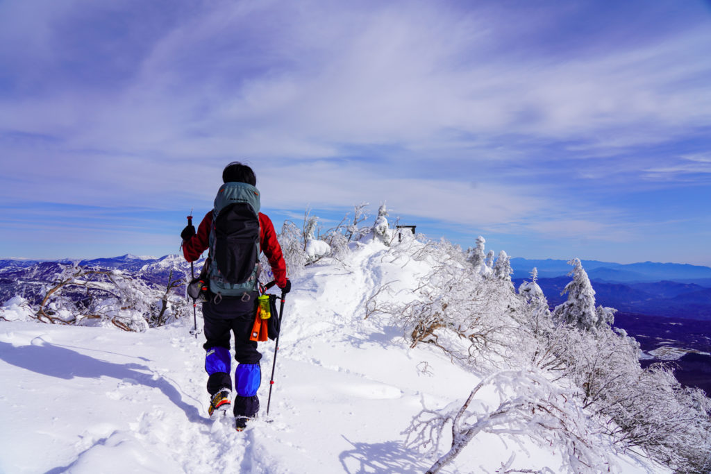 厳冬期・四阿山・山頂の稜線
