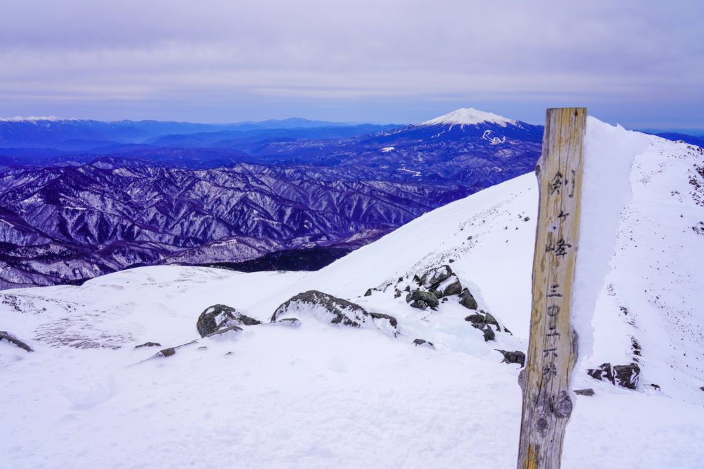 厳冬期・乗鞍岳・剣ヶ峰山頂標識