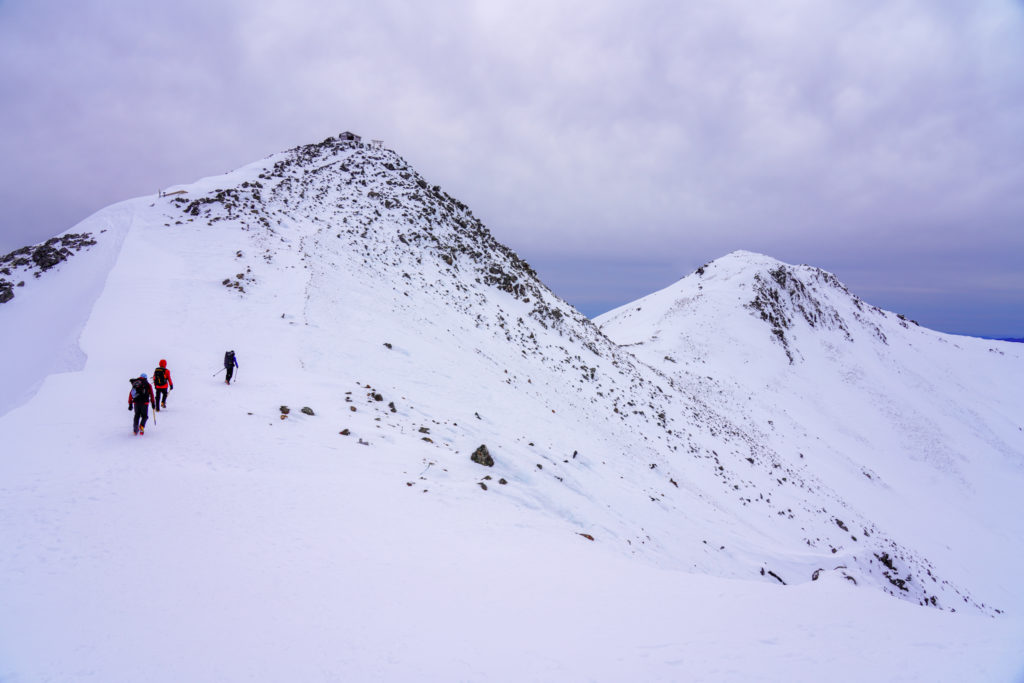 厳冬期・乗鞍岳・剣ヶ峰へと向かう登山者