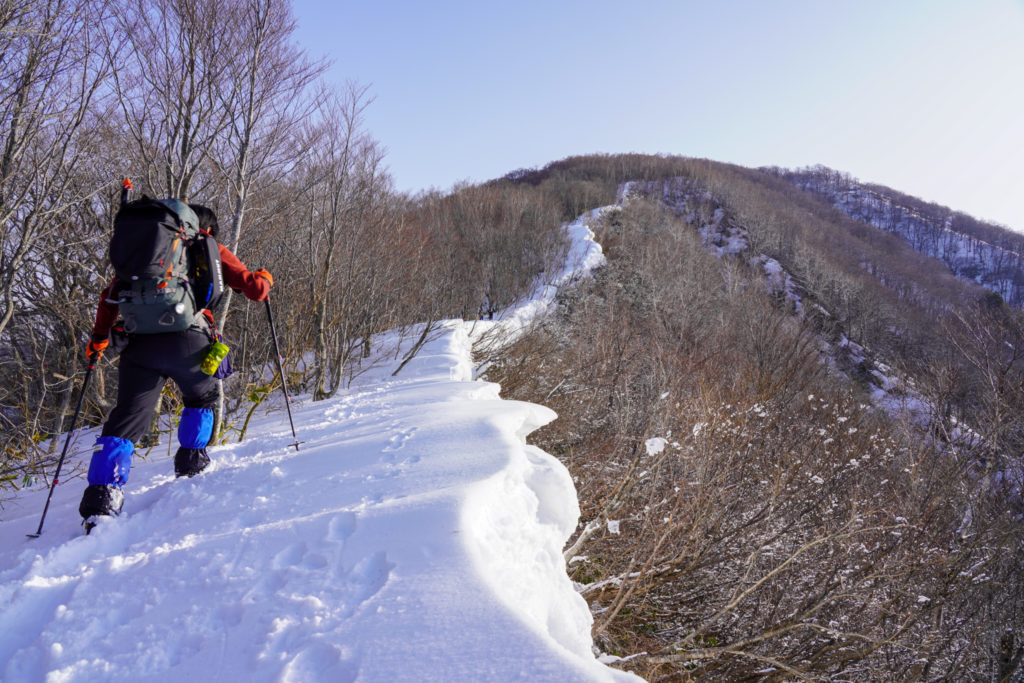 残雪期・東谷山・日白山・小雪庇の稜線