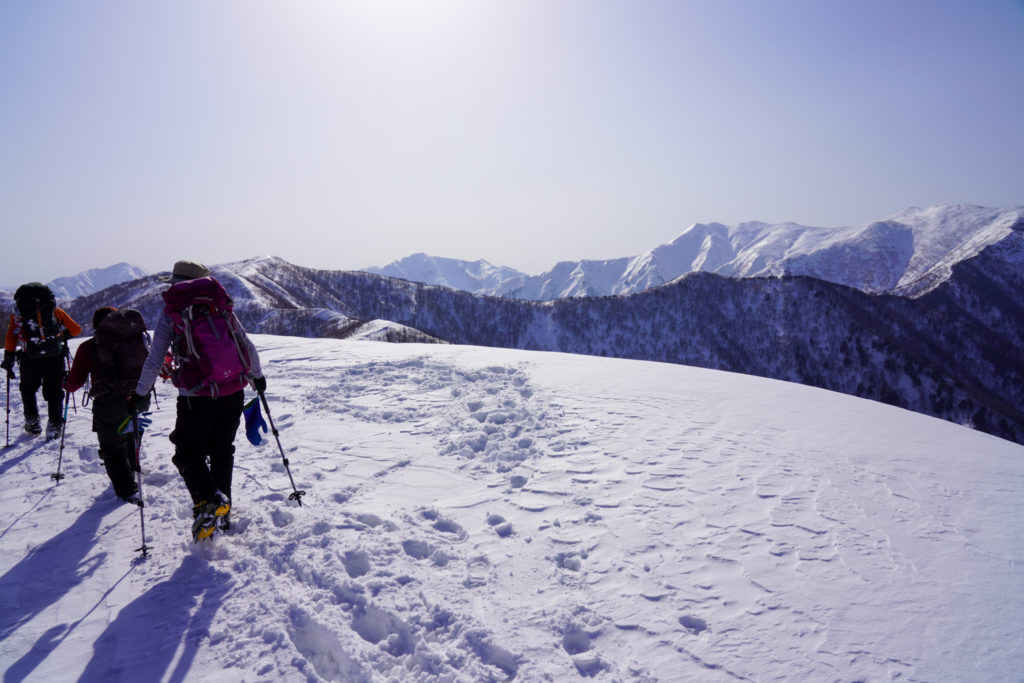 残雪期・東谷山・日白山・右手には平標山