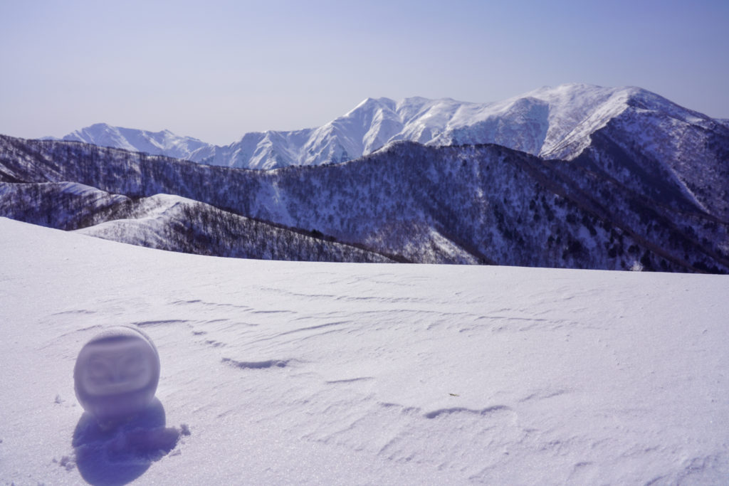 残雪期・東谷山・日白山・東谷山、標識がわりに雪だるま