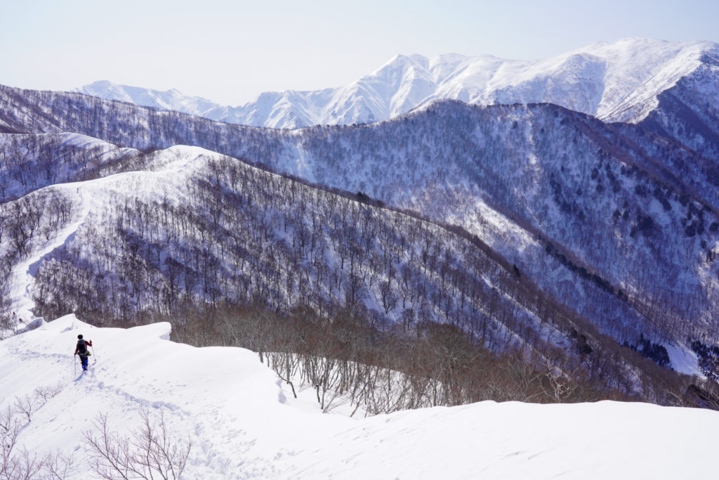 残雪期・東谷山・日白山・雪庇の道を歩く