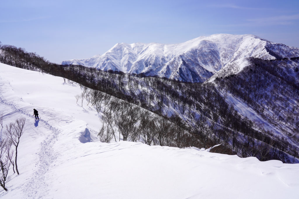 残雪期・東谷山・日白山・平標山を横目に