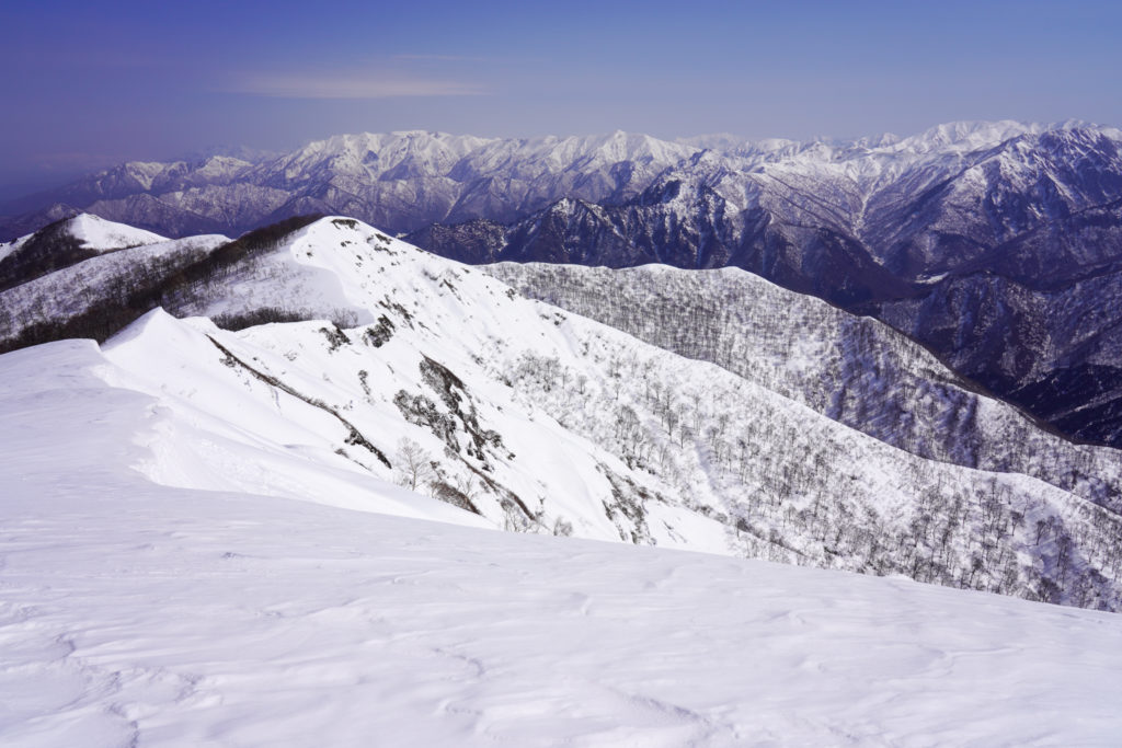 残雪期・東谷山・日白山・タカマタギへと続く稜線