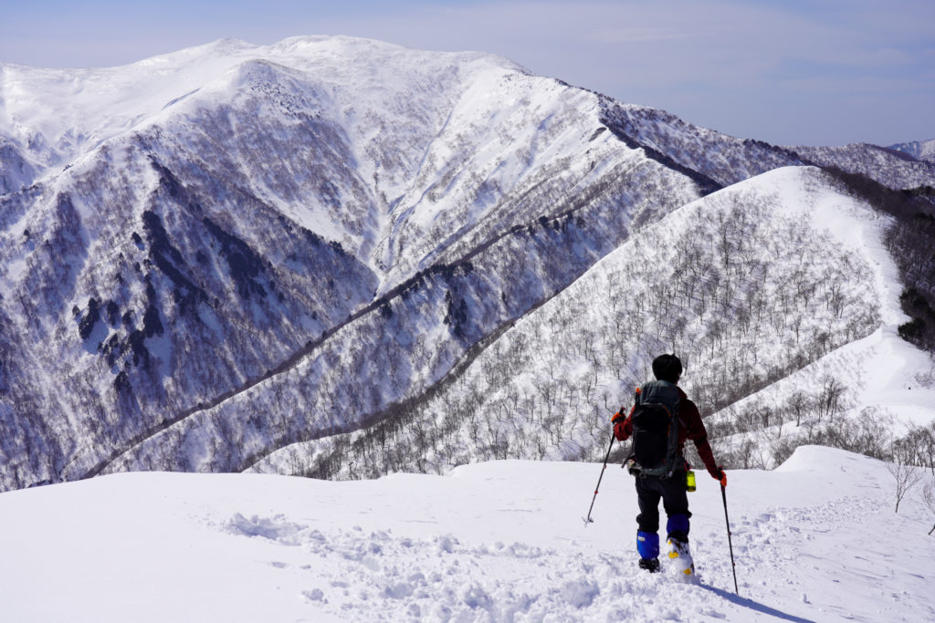 残雪期・東谷山・平標山へと続く稜線