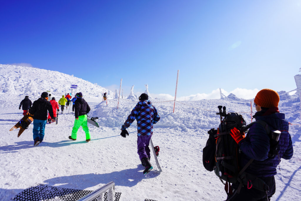 残雪期・蔵王山(熊野岳・刈田岳)・地蔵山頂駅からスタートです