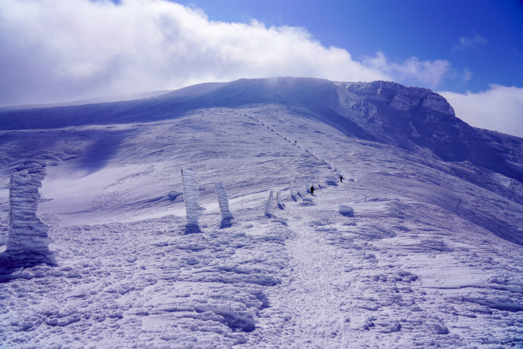 残雪期・蔵王山(熊野岳・刈田岳)・雲の中から熊野岳