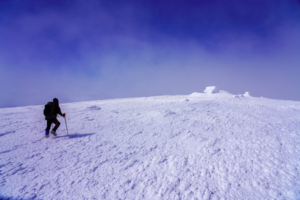 残雪期・蔵王山(熊野岳・刈田岳)・熊野岳山頂へ、社(やしろ)が見えた