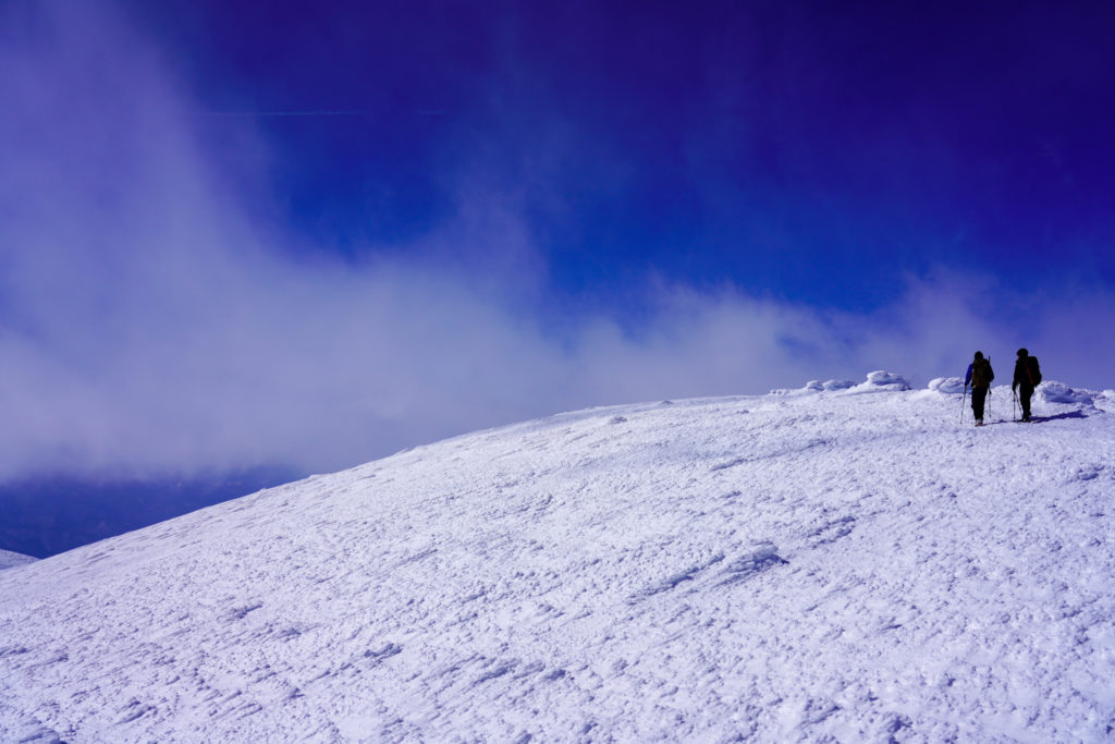 残雪期・蔵王山(熊野岳・刈田岳)・熊野岳山頂に向かう登山者