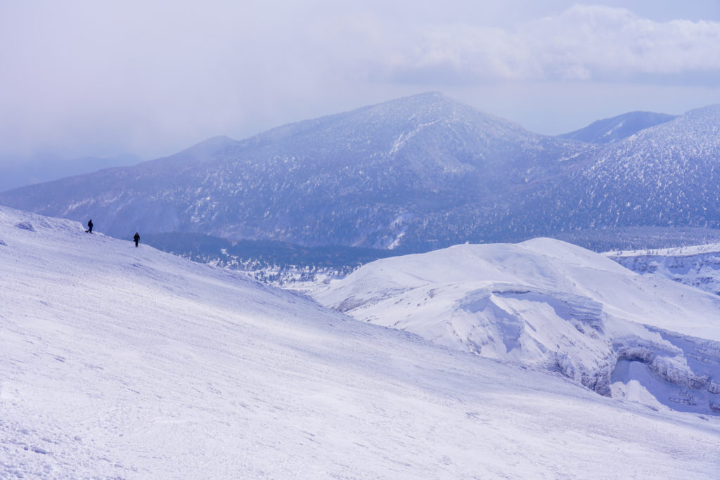 残雪期・蔵王山(熊野岳・刈田岳)・御釜に向かう登山者