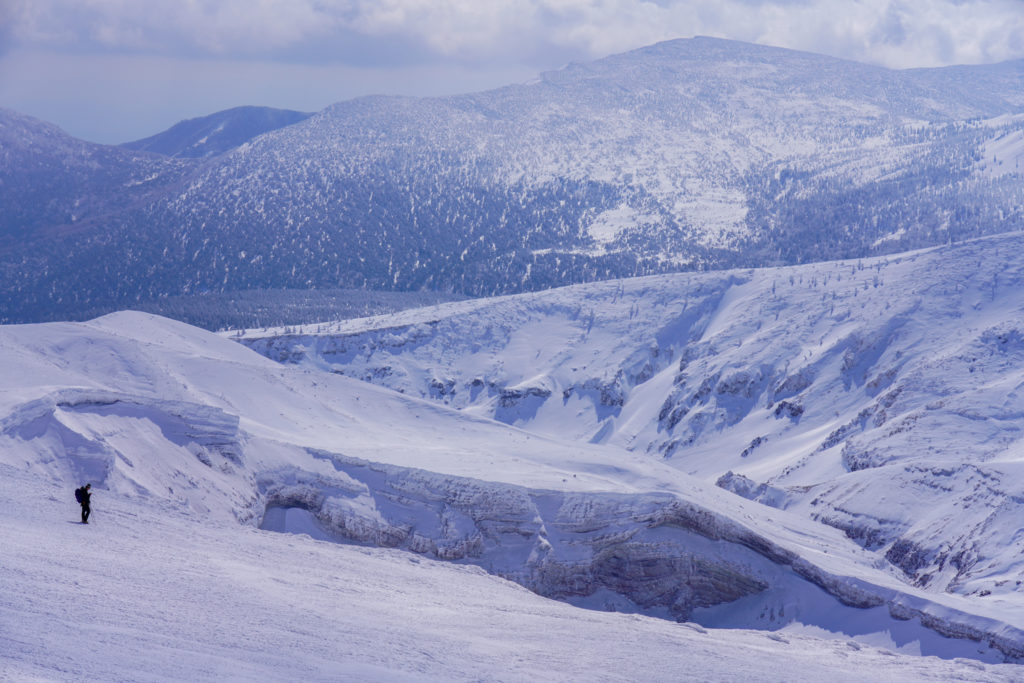 残雪期・蔵王山(熊野岳・刈田岳)・御釜に近づく