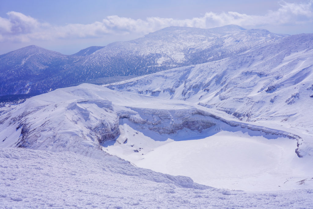 残雪期・蔵王山(熊野岳・刈田岳)・真っ白な御釜