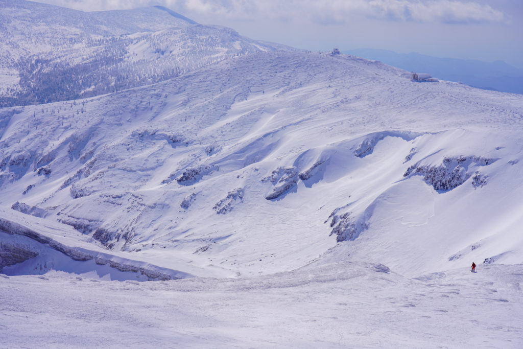 残雪期・蔵王山(熊野岳・刈田岳)・御釜の淵を覗く