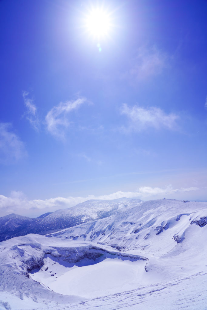 残雪期・蔵王山(熊野岳・刈田岳)・快晴の御釜