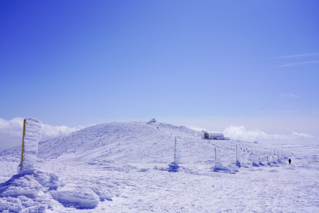 残雪期・蔵王山(熊野岳・刈田岳)・青空
