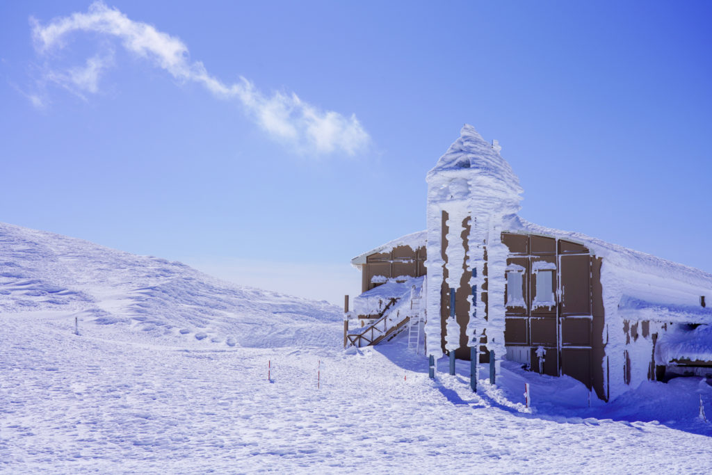 残雪期・蔵王山(熊野岳・刈田岳)・山頂レストハウス(避難小屋併設)
