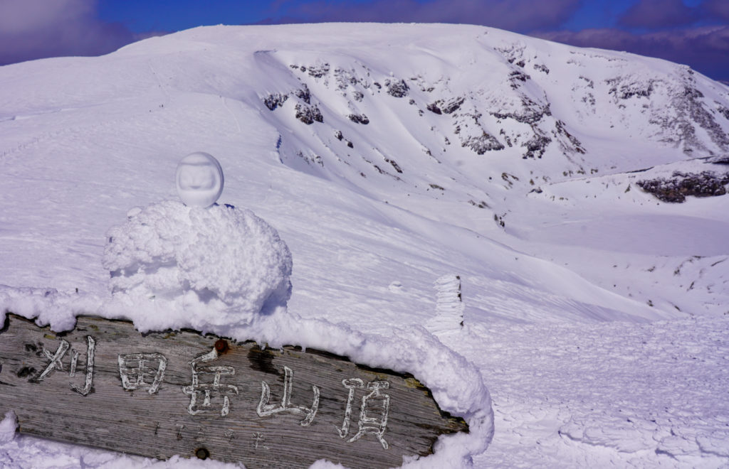 残雪期・蔵王山(熊野岳・刈田岳)・刈田岳山頂標識と雪だるま