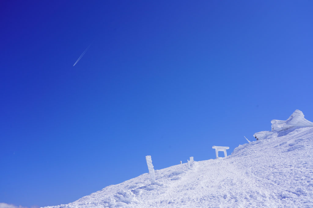 残雪期・蔵王山(熊野岳・刈田岳)・青い空と白い鳥居と