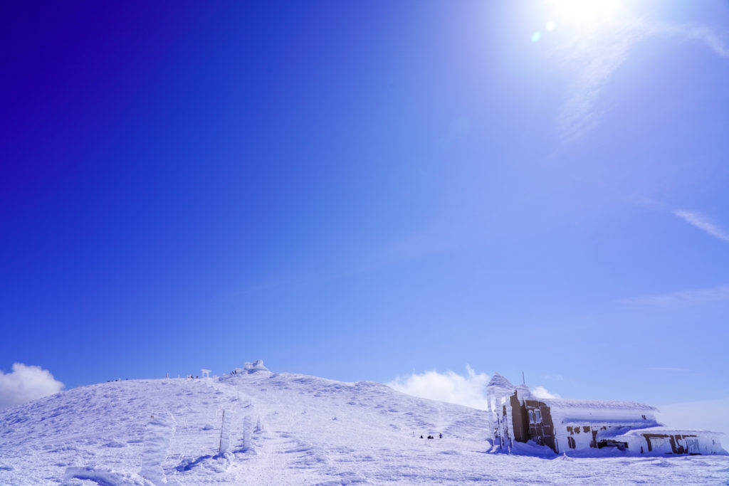 残雪期・蔵王山(熊野岳・刈田岳)・青い空、白い鳥居、レストハウス