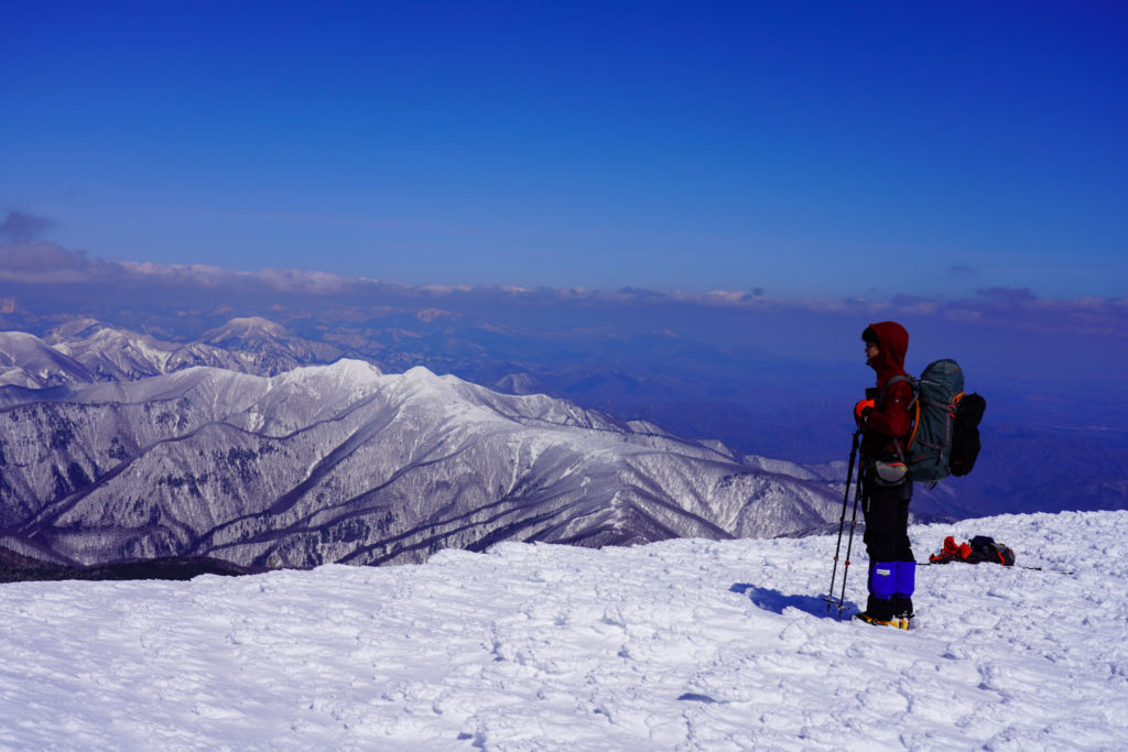 残雪期・蔵王山(熊野岳・刈田岳)・熊野岳避難小屋付近からの展望