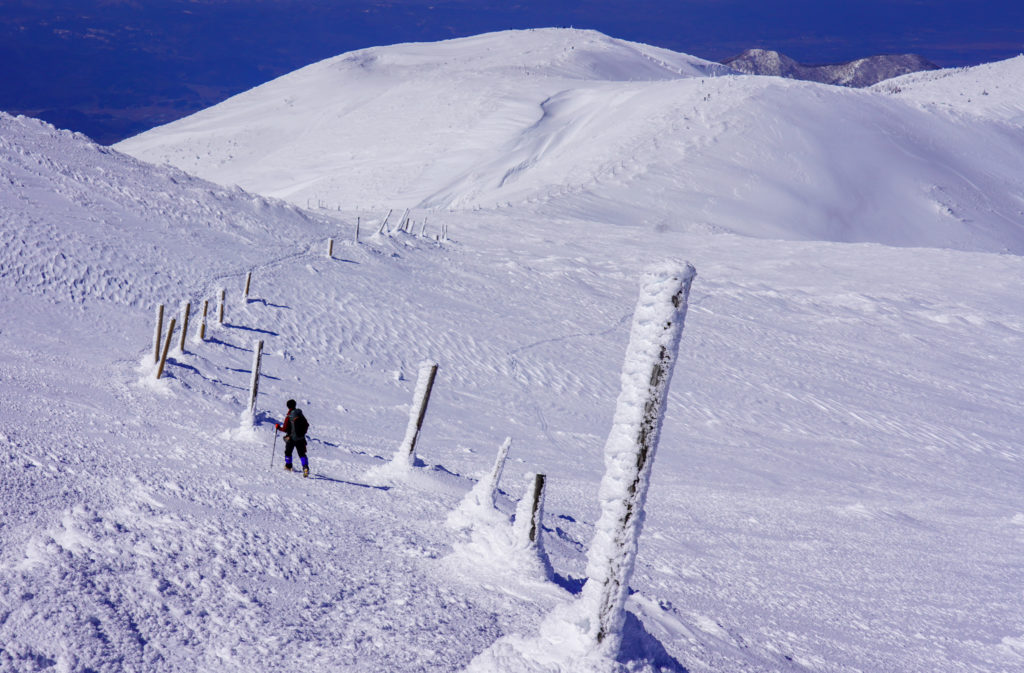 残雪期・蔵王山(熊野岳・刈田岳)・こんな道だったのね地蔵山へと至る道です