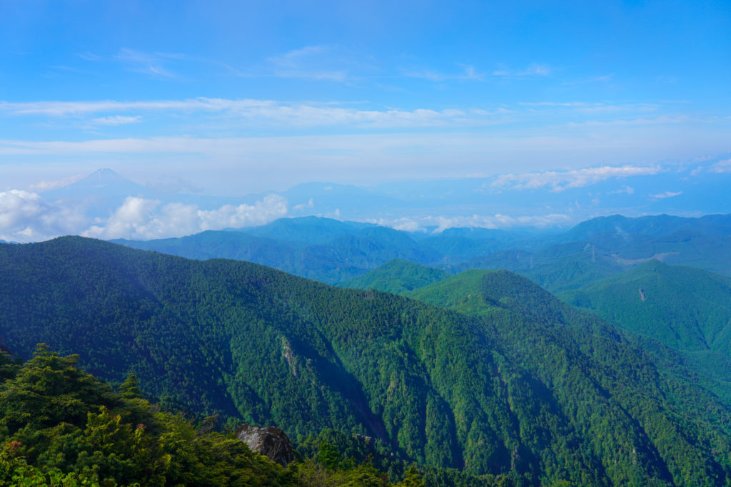 金峰山・砂払ノ頭から見る富士の山(左奥)