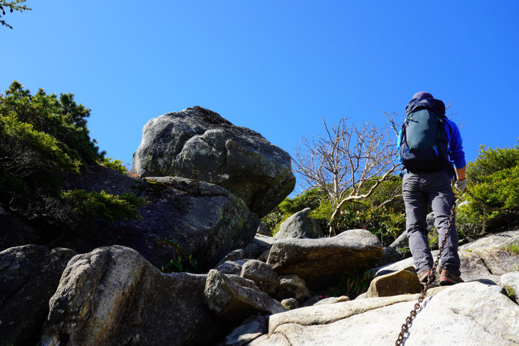 金峰山・岩稜歩き、クサリあります