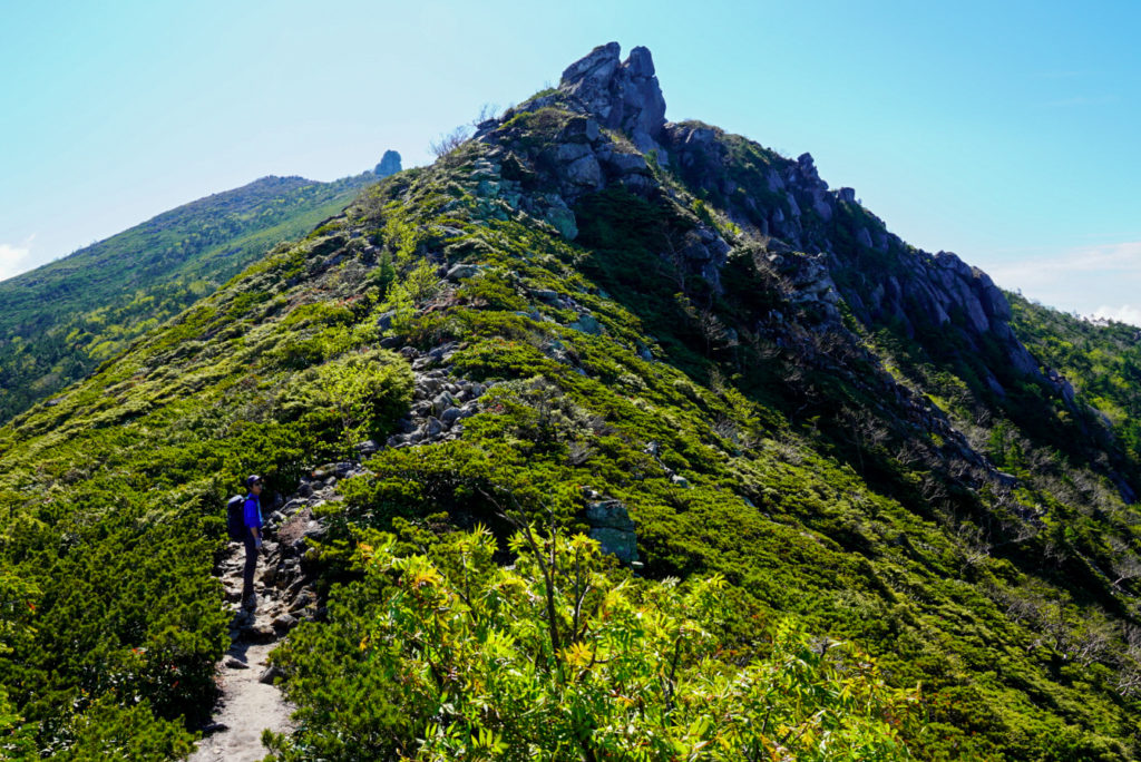 金峰山・シュッと見える五丈石(手間ではなく奥の岩です)