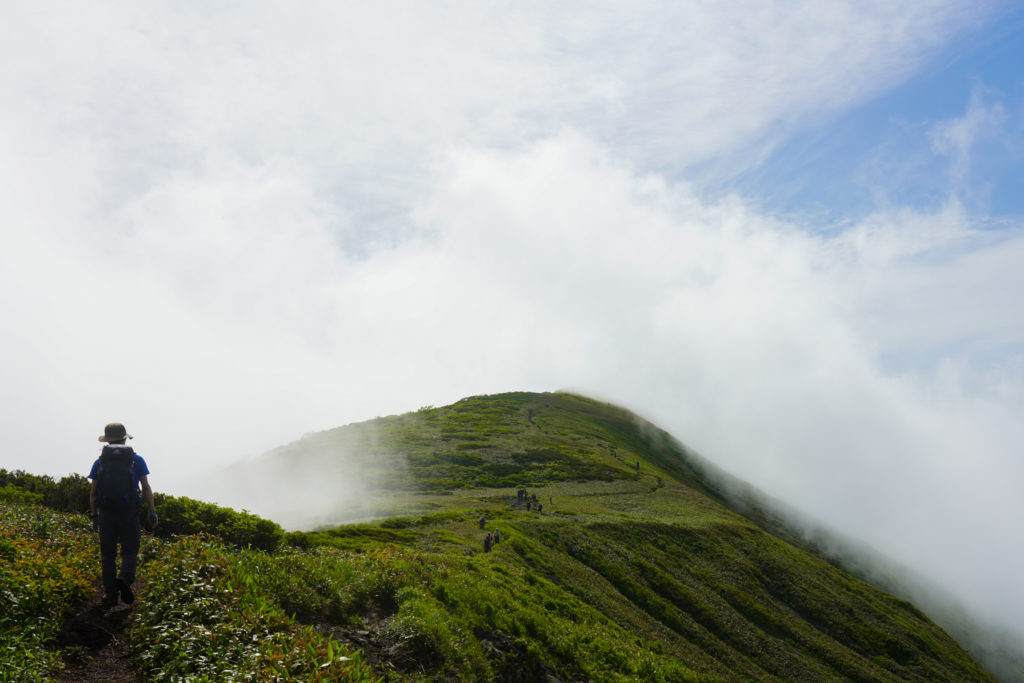平標山・仙ノ倉山・登りのピークは過ぎました。平標山山頂へ