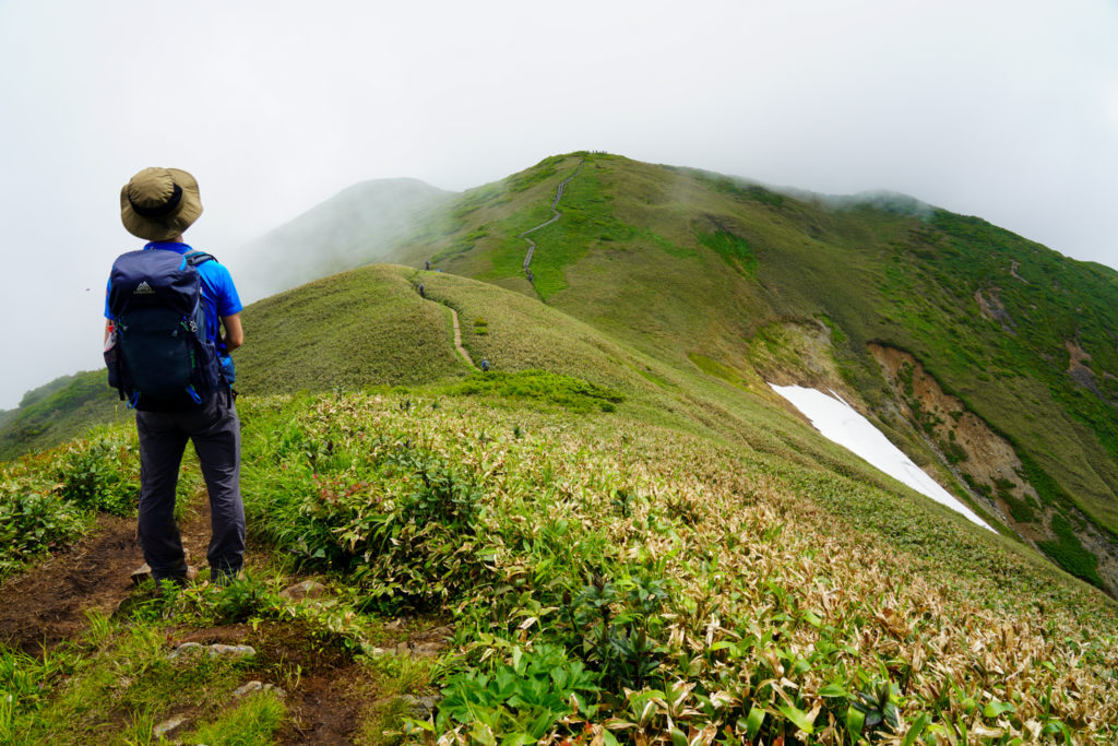 平標山・仙ノ倉山・霞む仙ノ倉山山頂