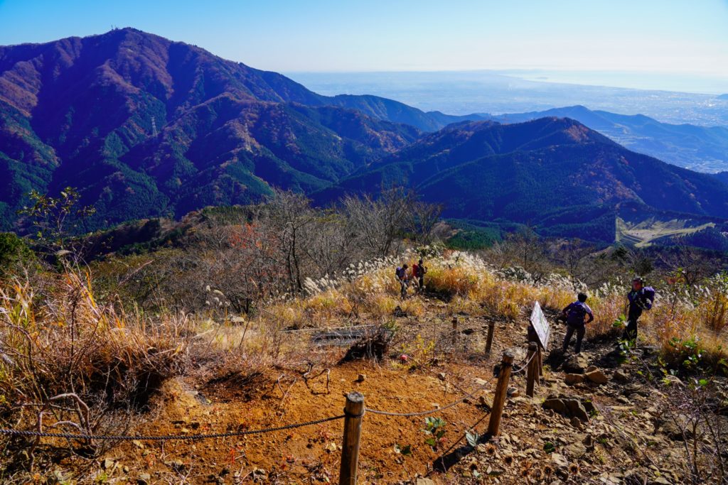 塔ノ岳・丹沢山・表尾根、二ノ塔から大山を望む