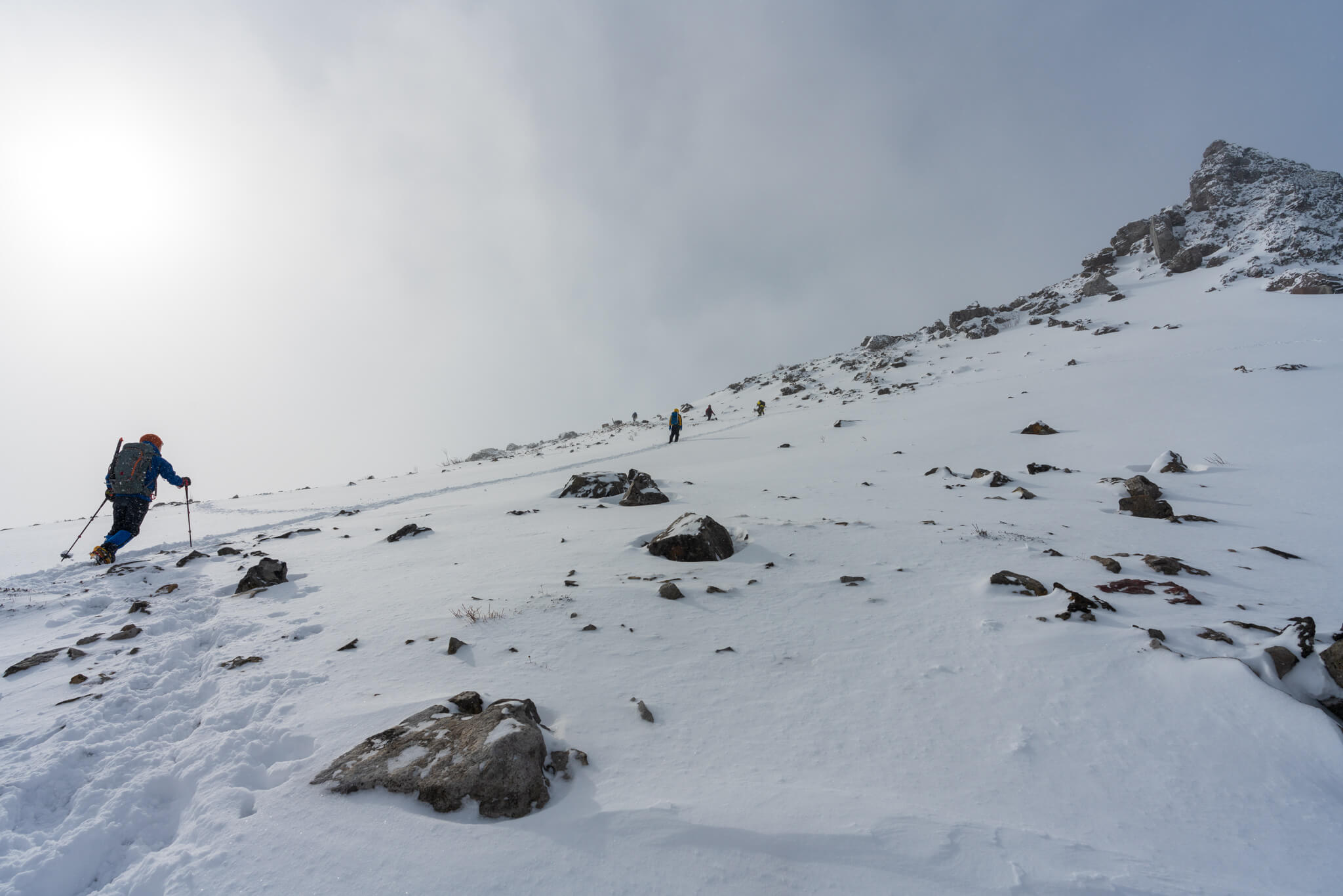 灰と白の茶臼岳、厳冬期・那須岳日帰り登山